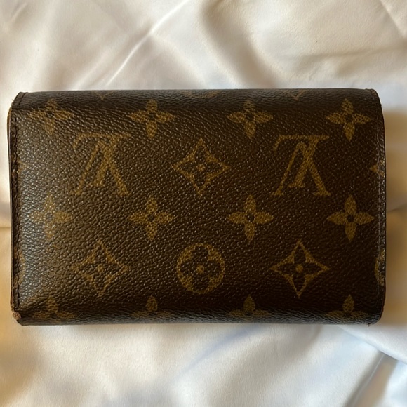 Louis Vuitton hard to find monogram trifold wallet with ID window - Picture 2 of 16